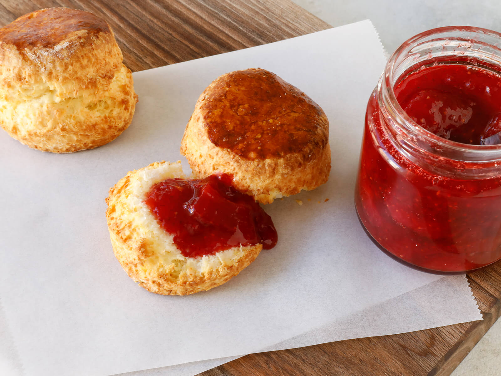 スコーンとイチゴジャム