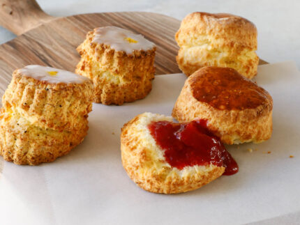 スコーンとイチゴジャム