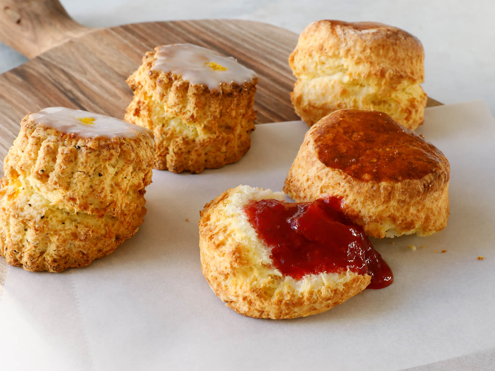 スコーンとイチゴジャム