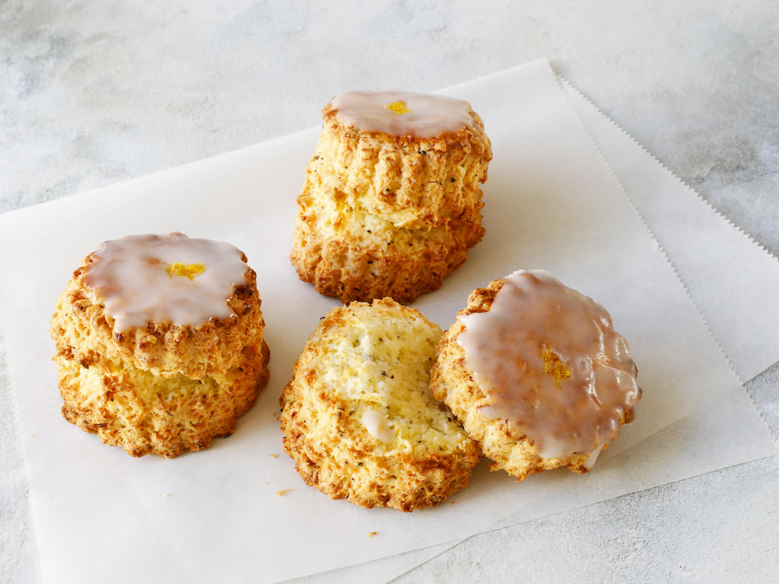 スコーンとイチゴジャム