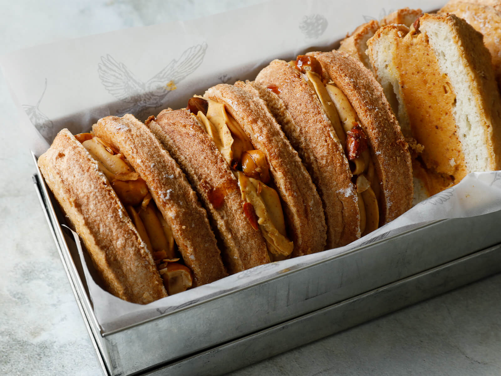 自家製プラリネペーストのダックワーズ