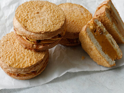 自家製プラリネペーストのダックワーズ