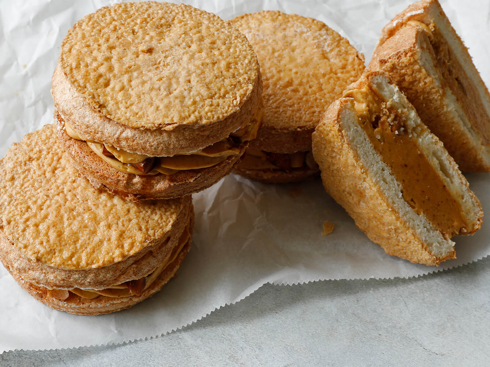 自家製プラリネペーストのダックワーズ