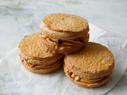 自家製プラリネペーストのダックワーズ