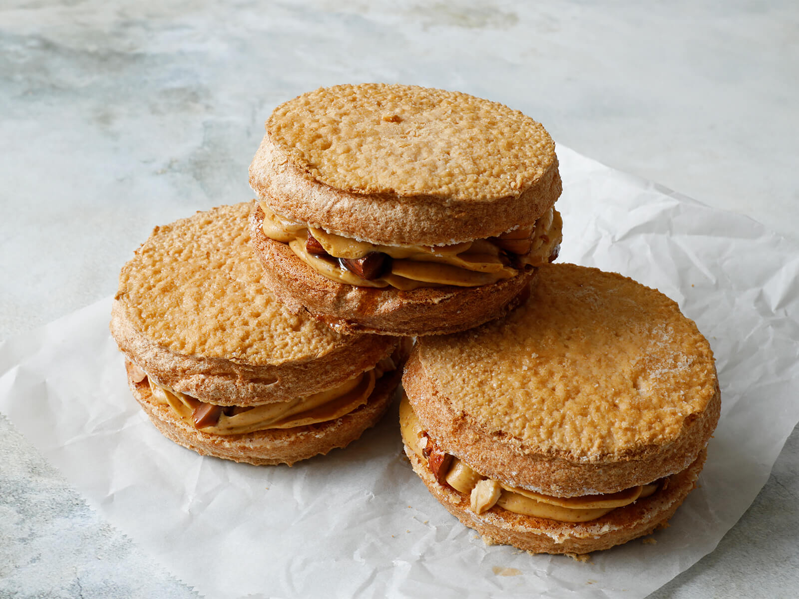 自家製プラリネペーストのダックワーズ