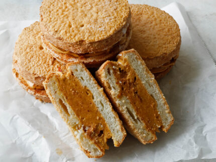 自家製プラリネペーストのダックワーズ